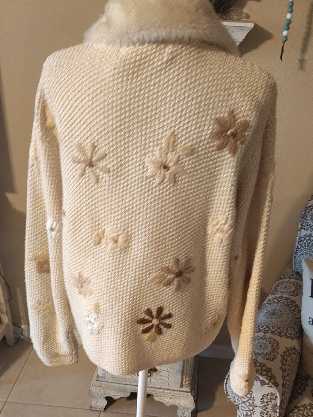 Vintage Cream Floral Applique Knit Cardigan with Faux Fur Collar - Picture 5 of 9